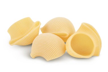 Lumaconi makarnası kırpma yolu ve tam derinlikteki beyaz arkaplanda izole edildi