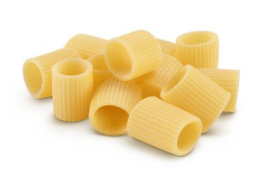 Beyaz arka planda kırpma yolu ile izole edilmiş çiğ İtalyan makarnası. Mezze Maniche Rigate Bronz Zarı