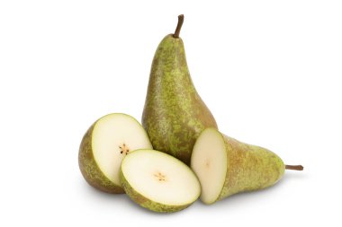 Yeşil konferans armudu kırpma yolu ve tam alan derinliği ile beyaz arkaplanda izole edildi