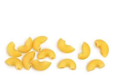 Beyaz arka planda izole edilmiş çiğ makarna kırpma yolu ve tam derinlik. Metnin için kopyalama alanı olan üst görünüm. Düz yatıyordu