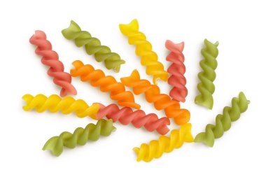Çiğ Fusilli renkli makarna, beyaz arka planda izole edilmiş, kırpma yolu ve tam derinlikte. Üst Manzara. Düz yatıyordu