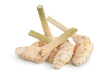 Kırpma yolu ve tam derinlik alan ile beyaz arkaplanda izole edilmiş taze galangal kök.