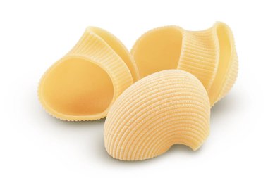 Lumaconi makarnası kırpma yolu ve tam derinlikteki beyaz arkaplanda izole edildi