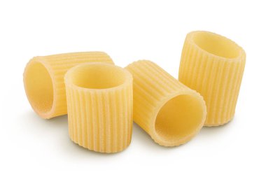 Beyaz arka planda kırpma yolu ile izole edilmiş çiğ İtalyan makarnası. Mezze Maniche Rigate Bronz Zarı