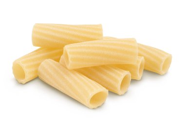 Çiğ İtalyan tortiglionili makarna kesme yolu ve tam derinlik ile beyaz zemin izole