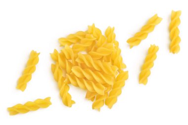 Çiğ Fusilli makarna, beyaz arka planda izole edilmiş, kırpma yolu ve tam alan derinliği var. Üst Manzara. Düz yatıyordu