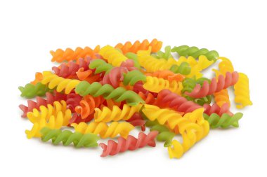 ham Fusilli renkli makarna, beyaz zemin üzerinde izole edilmiş kırpma yolu ve tam derinlik alan