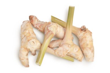 Taze galangal kök, kırpma yolu ve tam derinlikteki beyaz arkaplanda izole edildi. Üst Manzara. Düz yatıyordu