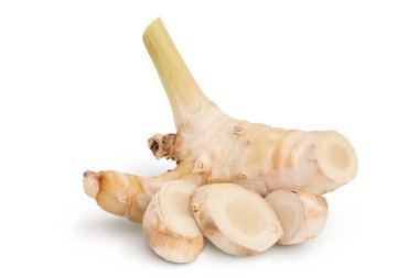 Kesme yolu ve tam derinlik alan ile beyaz arkaplan üzerinde izole dilimler ile taze galangal kök.