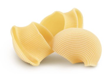 Lumaconi makarnası kırpma yolu ve tam derinlikteki beyaz arkaplanda izole edildi