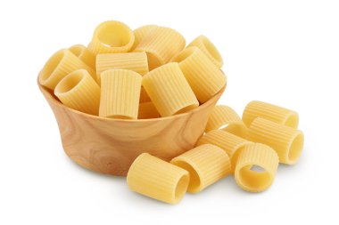 Tahta kasede çiğ İtalyan makarnası. Beyaz arka planda izole edilmiş ve kırpma yolu var. Mezze Maniche Rigate Bronz Zarı