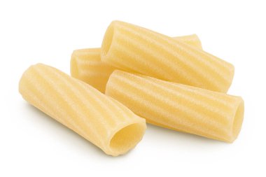 Çiğ İtalyan tortiglionili makarna kesme yolu ve tam derinlik ile beyaz zemin izole