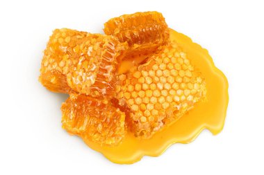 Bal petekleri ve bal birikintisi kesme yolu ve tam derinlikteki beyaz arka planda izole edilmiş. Üst Manzara. Düz yatıyordu