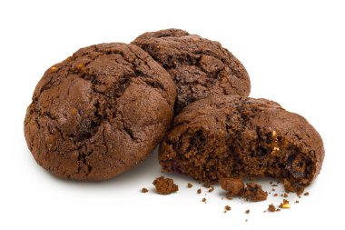 Beyaz zemin üzerinde izole çikolatalı kurabiyeler kırpma yolu ve tam derinlikte alan