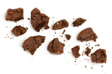 Kırık çikolatalı kurabiyeler beyaz arka planda izole edilmiş, kırpma yolu ve geniş bir alana yayılmış. Üst Manzara. Düz yatıyordu