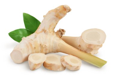 Kesme yolu ve tam derinlik alan ile beyaz arkaplan üzerinde izole dilimler ile taze galangal kök.