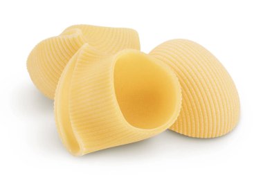 Lumaconi makarnası kırpma yolu ve tam derinlikteki beyaz arkaplanda izole edildi