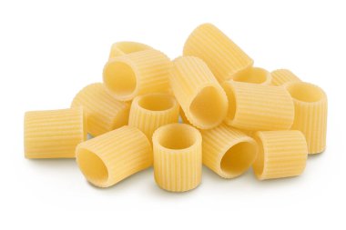 Tahta kasede çiğ İtalyan makarnası. Beyaz arka planda izole edilmiş ve kırpma yolu var. Mezze Maniche Rigate Bronz Zarı