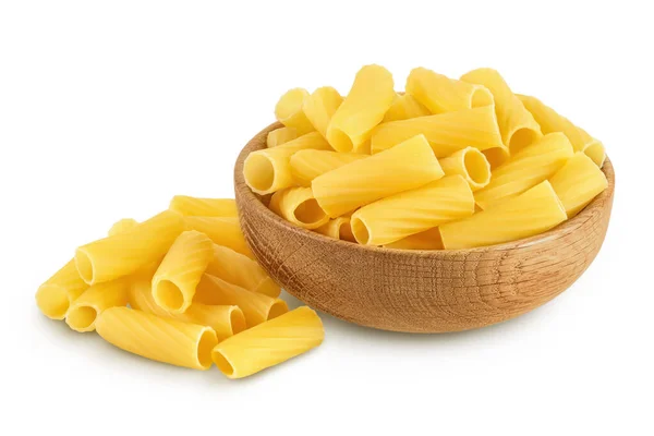 Сырая паста Rigatoni pasta в деревянной миске, изолированной на белом фоне, с вырезанной дорожкой и полной глубиной поля — стоковое фото