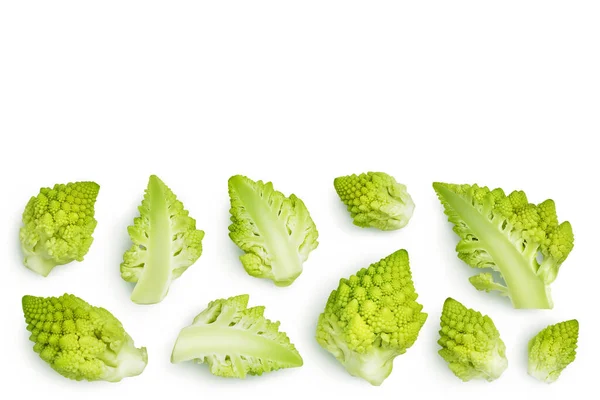 Капуста Romanesco broccoli або римська капуста Cauliflower ізольована на білому тлі з обрізаною стежкою. Верхній вигляд з копіювальним простором для тексту. Плоть. — стокове фото