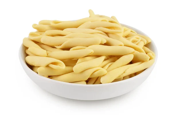 Typische Calabrische pasta genaamd Maccheroncini of Maccheroni in keramische kom geïsoleerd op witte achtergrond met clipping pad en volledige scherptediepte. — Stockfoto