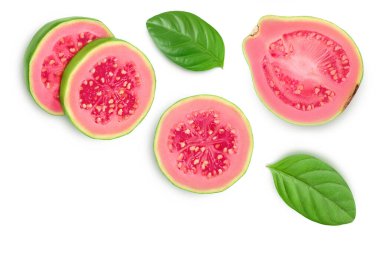 Beyaz arka planda izole edilmiş dilimleri olan Guava meyveleri. Metnin için kopyalama alanı olan üst görünüm. Düz yatıyordu