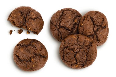 Kırık çikolatalı kurabiyeler beyaz arka planda izole edilmiş, kırpma yolu ve geniş bir alana yayılmış. Üst Manzara. Düz yatıyordu