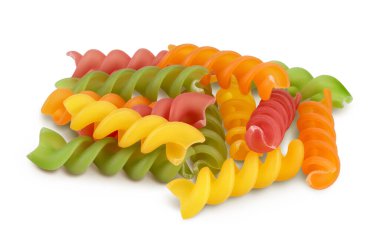 ham Fusilli renkli makarna, beyaz zemin üzerinde izole edilmiş kırpma yolu ve tam derinlik alan
