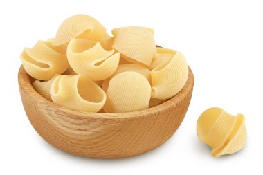 Beyaz arka planda izole edilmiş ahşap kasedeki lumaconi makarnası kırpma yolu ve tam derinlik