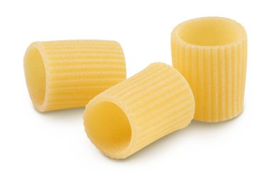 Tahta kasede çiğ İtalyan makarnası. Beyaz arka planda izole edilmiş ve kırpma yolu var. Mezze Maniche Rigate Bronz Zarı