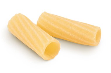 Çiğ İtalyan tortiglionili makarna kesme yolu ve tam derinlik ile beyaz zemin izole