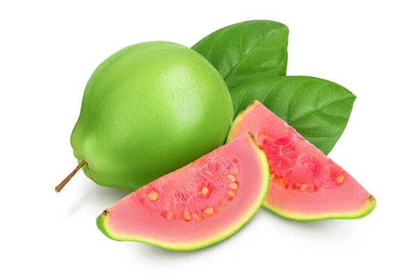 Guava frukt med skivor isolerade på vit bakgrund med klippning väg och full skärpedjup — Stockfoto