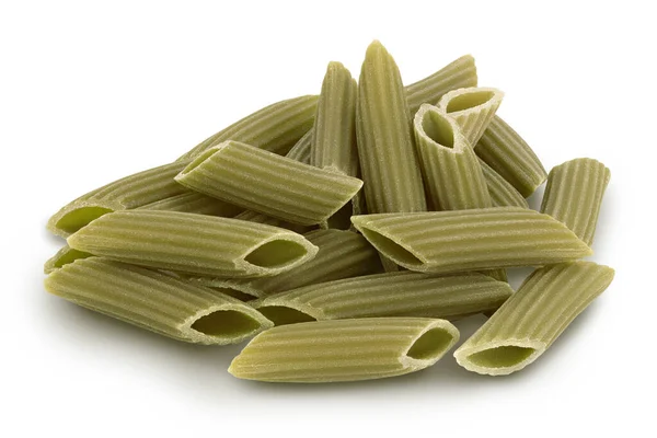 Pasta penne de guisante verde aislada sobre fondo blanco con camino de recorte. Especialidad en alimentos ecológicos. Sin gluten. —  Fotos de Stock