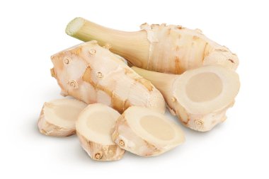 Kesme yolu ve tam derinlik alan ile beyaz arkaplan üzerinde izole dilimler ile taze galangal kök.