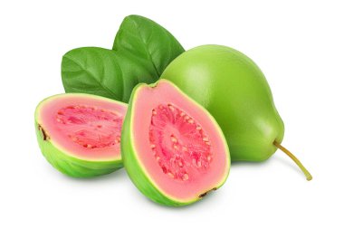Guava meyvesi kırpma yolu ve tam derinlik alan ile beyaz arkaplanda izole
