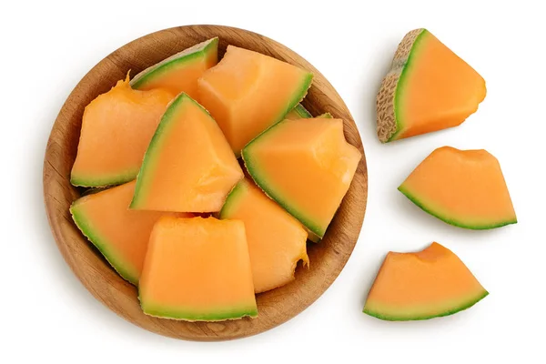 Kantaloupe melon bitar i träskål isolerad på vit bakgrund med klippbana och full skärpedjup. Högst upp. Platt äggläggning — Stockfoto