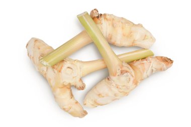 Taze galangal kök, kırpma yolu ve tam derinlikteki beyaz arkaplanda izole edildi. Üst Manzara. Düz yatıyordu