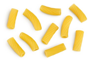 Çiğ italyan Rigatoni makarnası kesme yolu ve geniş bir alana yayılmış beyaz arka planda izole edilmiş. Üst Manzara. Düz yatıyordu