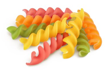 ham Fusilli renkli makarna, beyaz zemin üzerinde izole edilmiş kırpma yolu ve tam derinlik alan