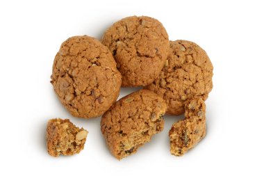 Beyaz arka planda izole edilmiş keten, balkabağı ve ayçiçeği tohumlu yulaf ezmeli kurabiyeler kırpma yolu ve tam derinlik. Üst Manzara. Düz yatıyordu