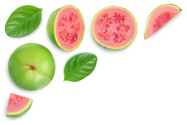 Guava gyümölcs szeletek elszigetelt fehér alapon vágási útvonal és a teljes mélysége mező. Első látásra. Lapos fektetés — Stock Fotó