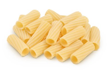 Çiğ İtalyan tortiglionili makarna kesme yolu ve tam derinlik ile beyaz zemin izole