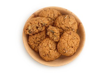 Tahta kasedeki yulaf ezmeli kurabiyeler kesme yolu ve geniş bir alana yayılmış beyaz arka planda izole edilmiş. Üst Manzara. Düz yatıyordu