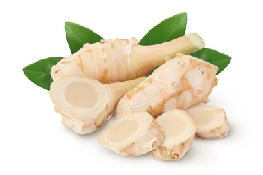 Kesme yolu ve tam derinlik alan ile beyaz arkaplan üzerinde izole dilimler ile taze galangal kök.