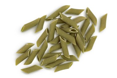 Yeşil bezelyeli makarna kesme yolu olan beyaz arkaplanda izole edilmiş. Organik gıda spesiyali. Glütensiz. Üst Manzara. Düz yatıyordu