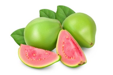 Kesme yolu ve tam derinlik ile beyaz arkaplanda izole edilmiş dilimler ile guava meyvesi