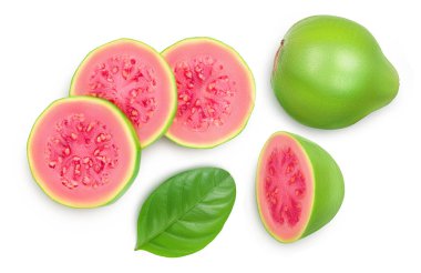 Guava meyve dilimleri kesme yolu ve tam derinlikteki beyaz arka planda izole edilmiştir. Üst Manzara. Düz yatıyordu