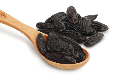 Tonka fasulyesi, tahta kaşıkla beyaz arka planda izole edilmiş, kırpma yolu ve geniş bir alan derinliği var. Dipteriks kokulu fasulye.