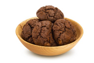 Tahta kasedeki çikolatalı kurabiyeler beyaz arka planda izole edilmiş kesme yolu ve tam derinlikte bir alan.