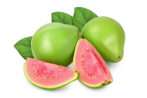 Guava fruit met plakjes geïsoleerd op witte achtergrond met knippad en volle velddiepte — Stockfoto